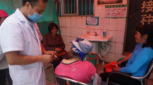 為群眾創(chuàng)造了不出家門(mén)享受中醫(yī)藥服務(wù)的機(jī)會(huì),通過(guò)健康咨詢(xún),健康教育