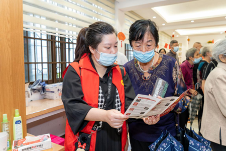 神經(jīng)內(nèi)科的9名專(zhuān)家為菱藕社區(qū)居民提供免費(fèi)醫(yī)療義診和健康咨詢(xún)服務(wù)