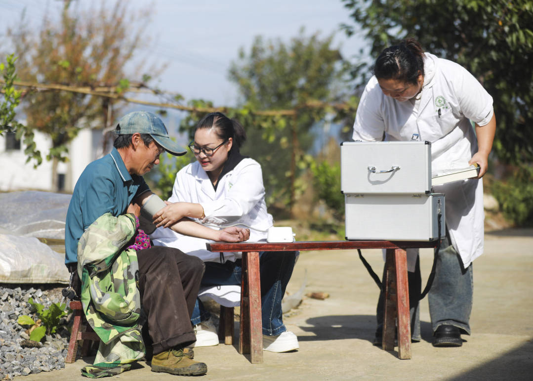 黔西五里鄉(xiāng) “家庭醫(yī)生”送診到家，健康咨詢暖人心